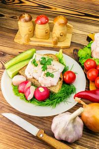 鲜猪肉猪油和香菜在板, 新鲜农产品, 木制的桌子上的蔬菜照片